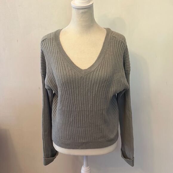 Sincerely Jules sage green back front V neckline sweater Size S New - Picture 1 of 8